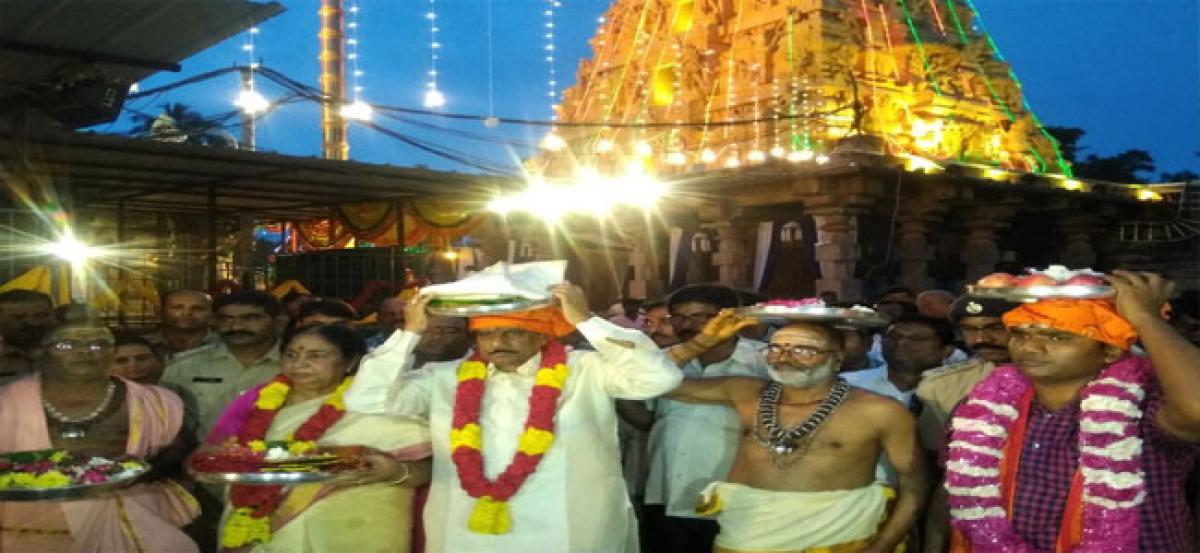 Dy CM presents silk clothes to goddess at Srisailam