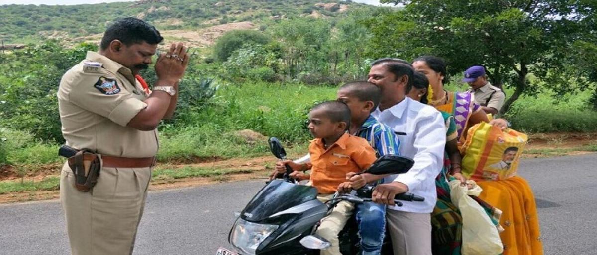 Photo of cop pleading with traffic offender goes viral