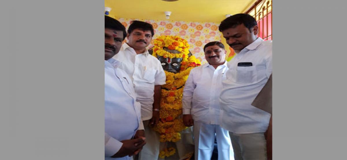 Valmiki statue unveiled at Gundavaram