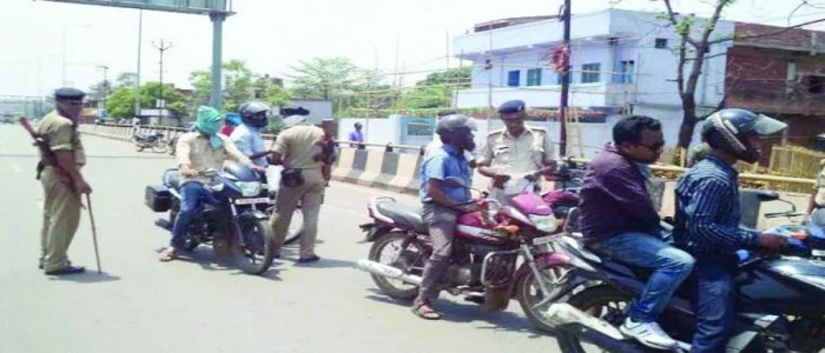 Krishna police conducts  vehicle inspection drive