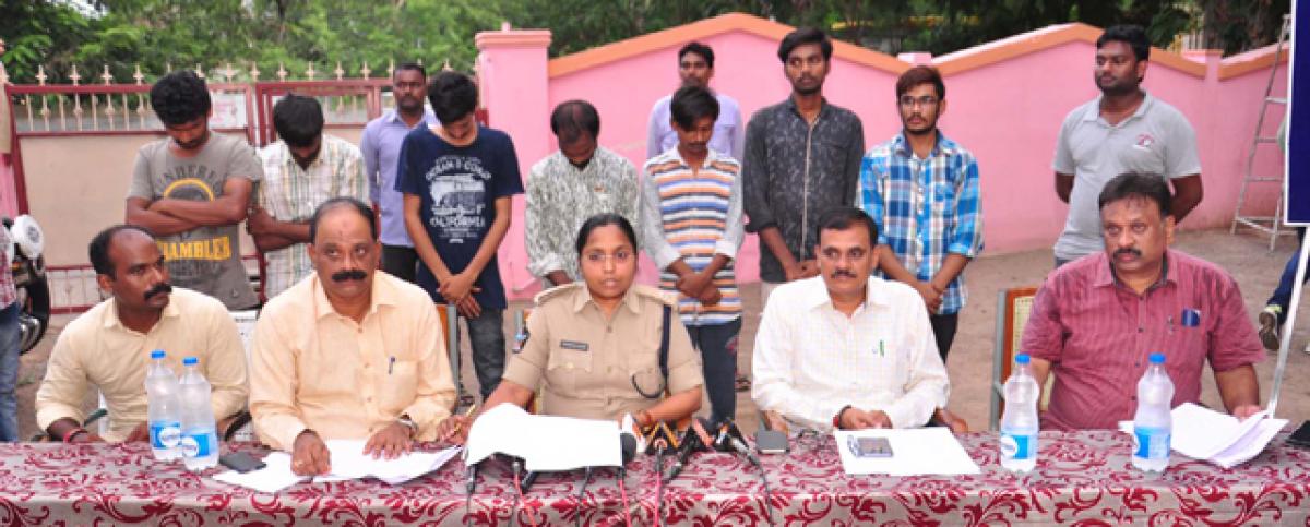 Vehicle lifters arrested by Vijayawada city crime police