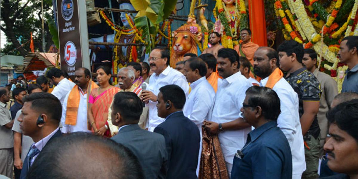 Venkaiah Naidu offers prayers to Khairatabad Ganesh