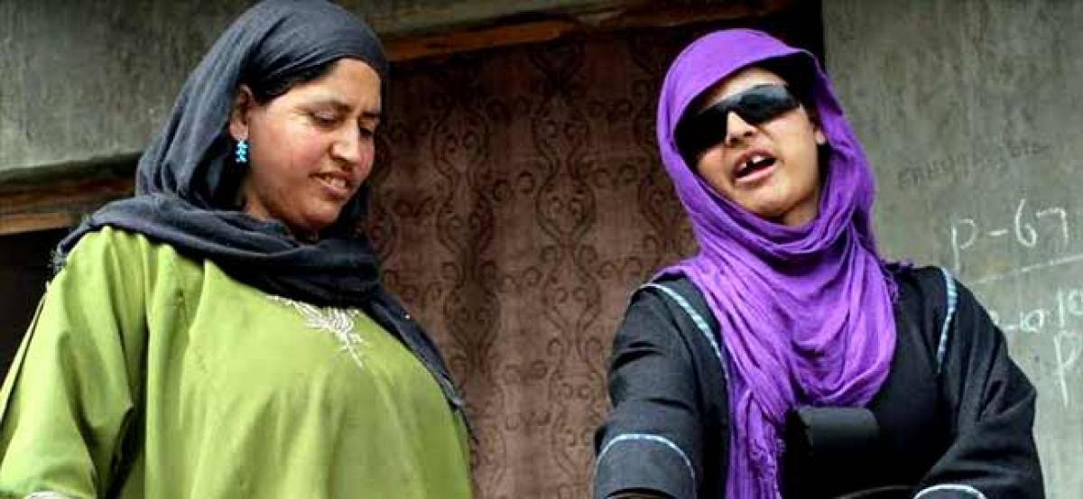 Jammu and Kashmir CM gives documents for gas agency to pellet victim Insha