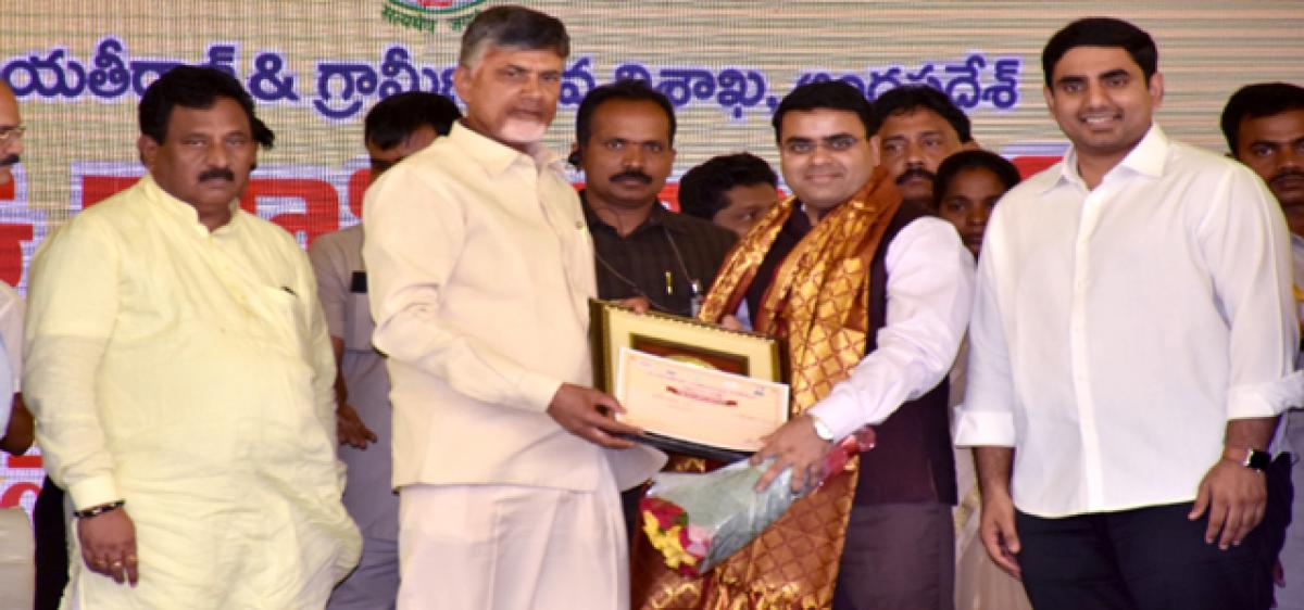 Vivek Yadav receives Best Collector award