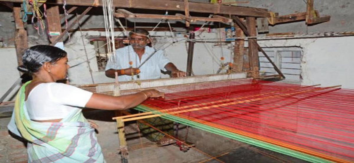 Bathukamma largesse brings cheers to weavers