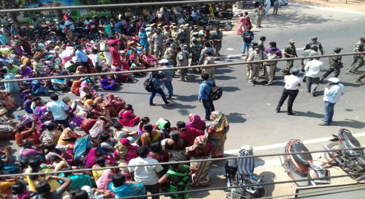 Midday meal workers picket collectorate to press their demands