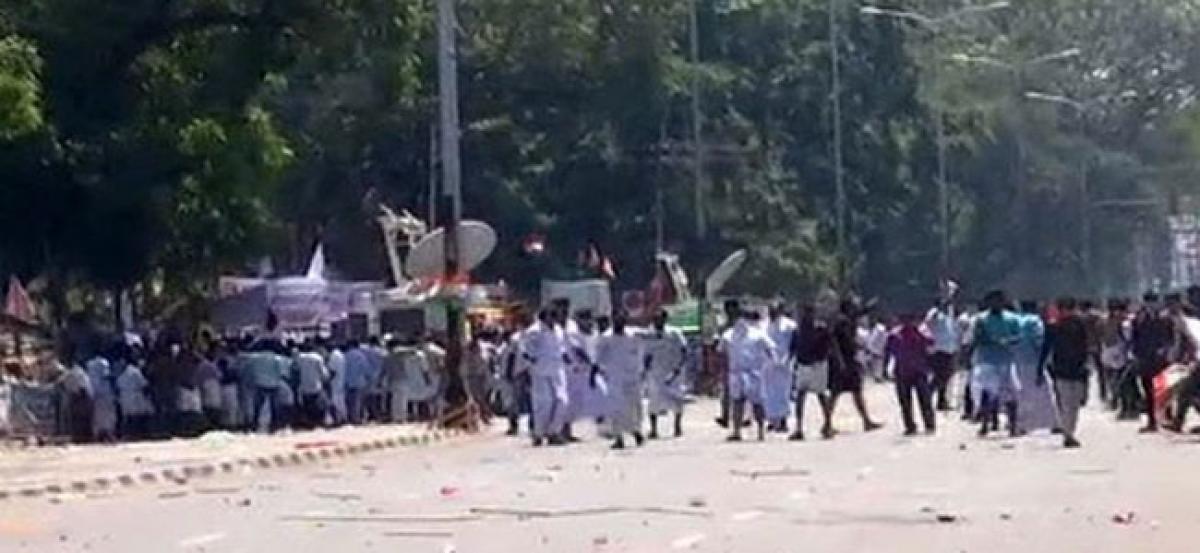 Kerala: Congress workers protest outside Secretariat