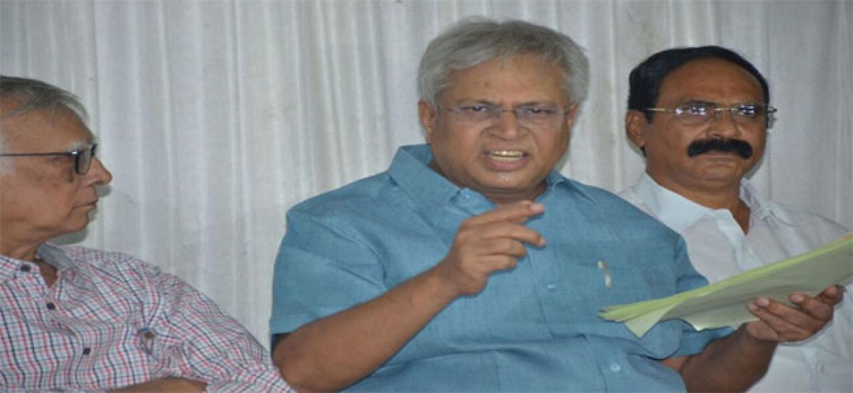 Vundavalli questions government on audit objections