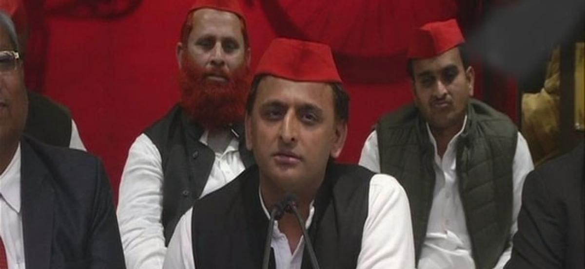 Akhilesh Yadav corners BJP over Naresh Agrawal’s statement on Jaya