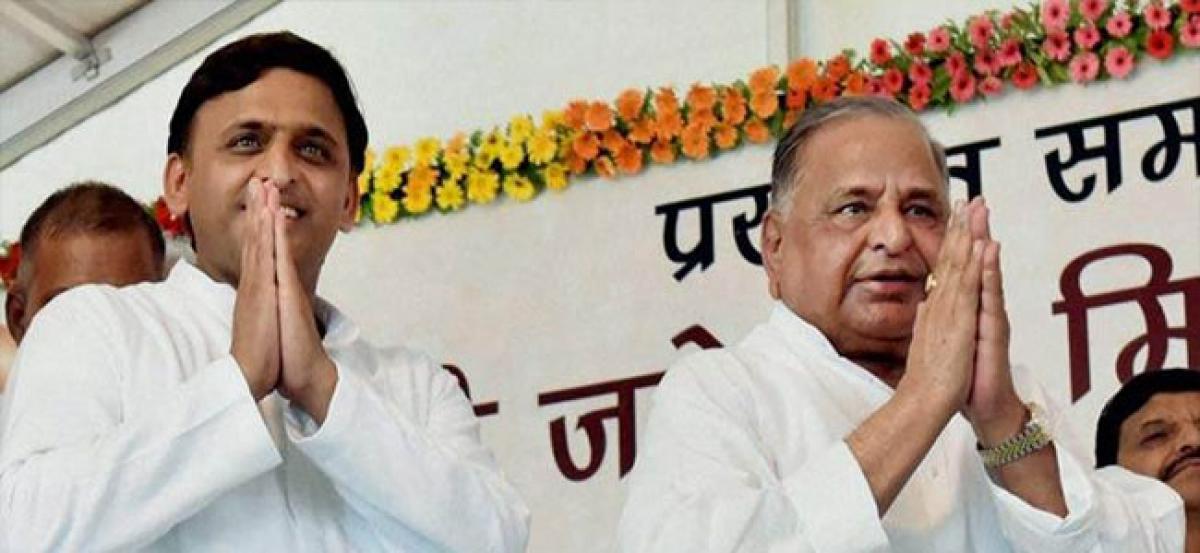Bungalow row: Mulayam, Akhilesh withdraw petitions from  Supreme Court