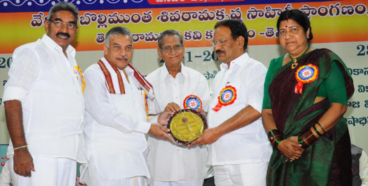 Yarlagadda faults govt for neglecting Telugu language