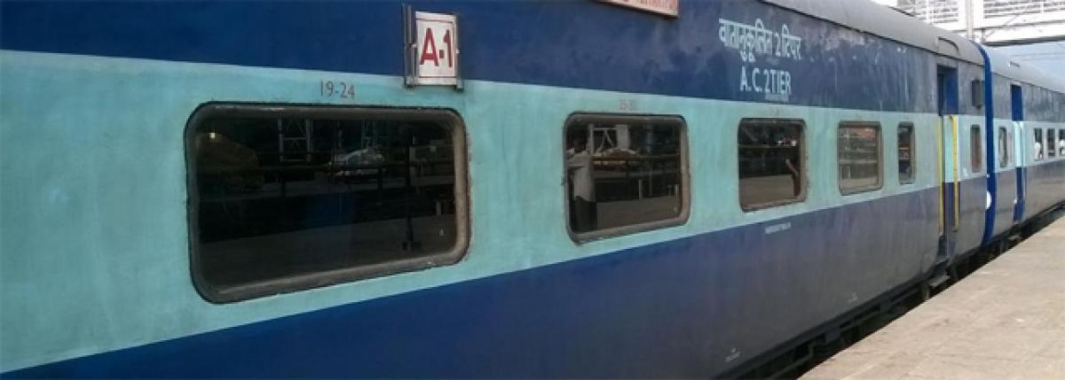 Girl falls off moving Yeswanthapur Express, dies