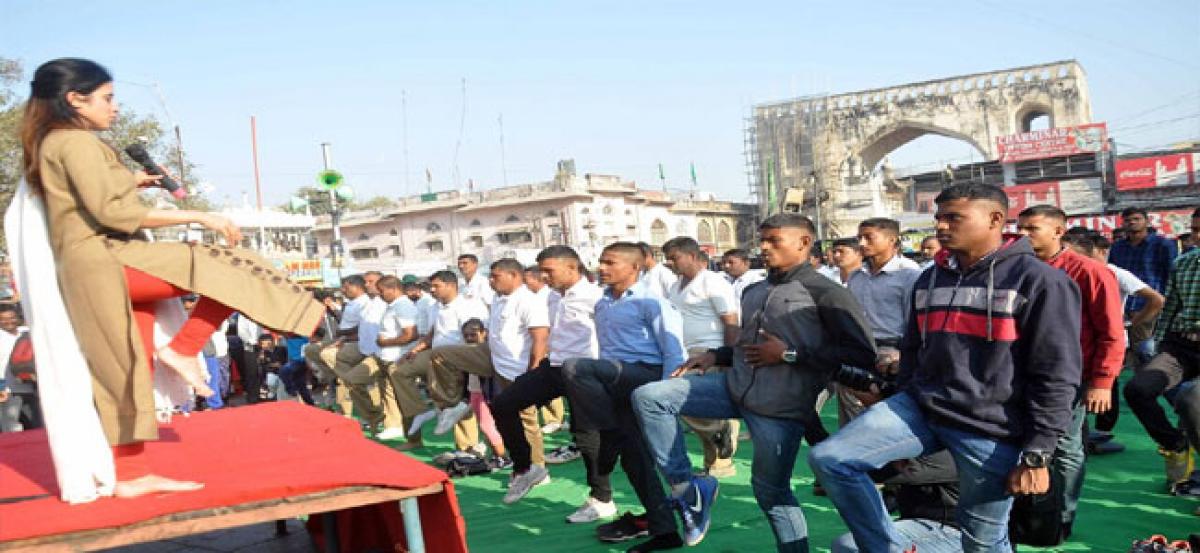 Mansi Gulati holds yoga session at Charminar