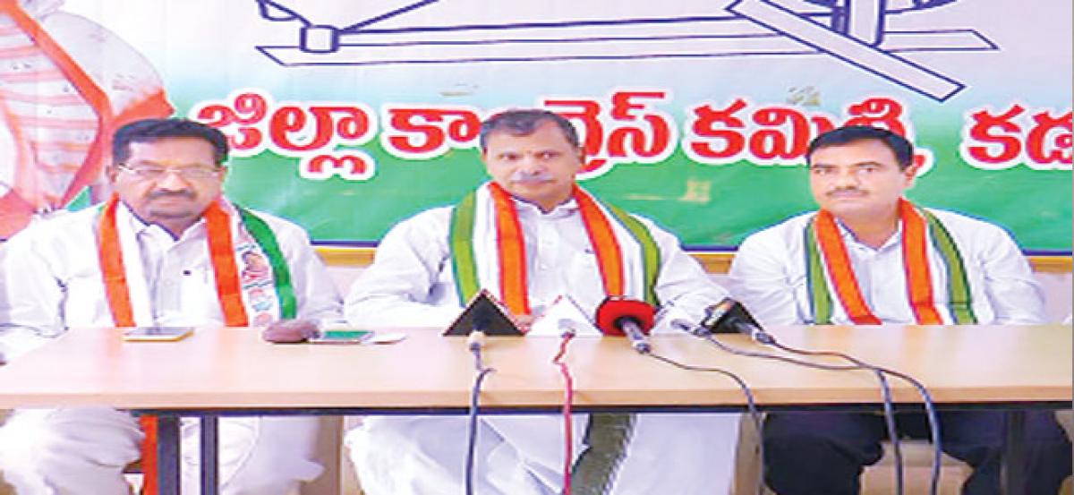 Congress flays TDP, YSRCP for hoodwinking public