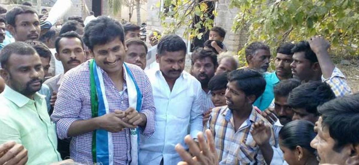 YSRCP Leaders Meet Andhra Labour In Bengaluru