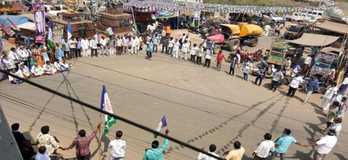 YSRCP activists stage protests on National Highway demanding special status